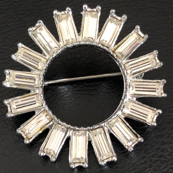 Vintage Jewelry - Vintage Crystal Circle Brooch Pin